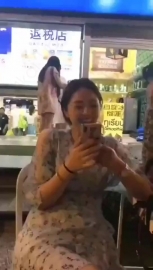 视频素材 看到啥搞笑段子了？笑成这样_名场面魔性视频素材