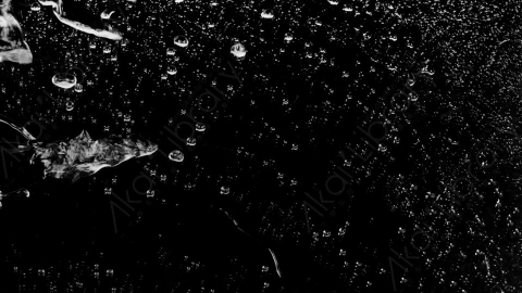 视频素材-雨水下雨水滴落在玻璃上滑落Alternating_Dribble