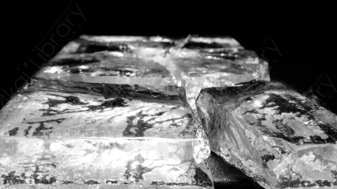 视频素材-寒冷天气结冰冰块Ice_HammerCrack_01