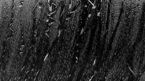 视频素材-雨水下雨落在玻璃上Downpour_Close-Up