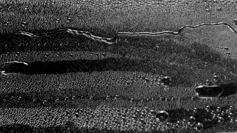视频素材-雨水下雨水滴落在玻璃上滑落Surface_Drip